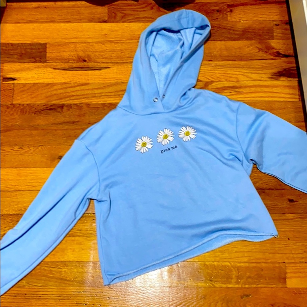 Blue cropped hoodie with daisys